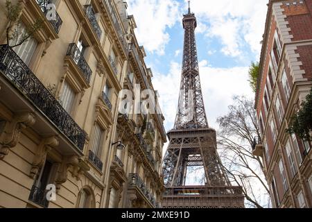 Splendido sfondo dalle facciate degli edifici parigini e dalla torre eiffel sullo sfondo Foto Stock