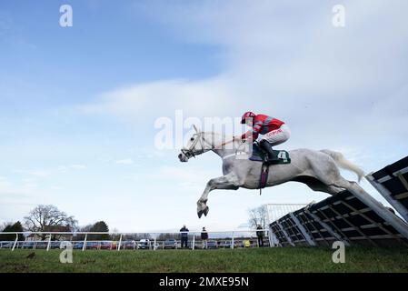 Derwent Dealer guidato da Henry Brooke in The Racing TV profitti è tornato al Corse Maiden Hindle al Catterick Bridge Racecourse. Data immagine: Venerdì 3 febbraio 2023. Foto Stock