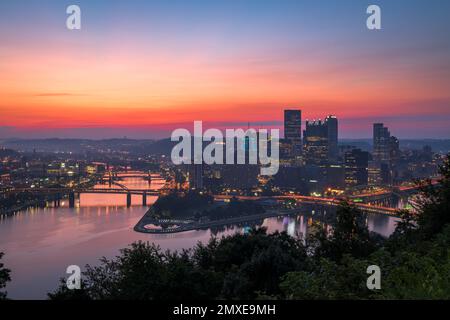 Pittsburgh, Pennsylvania, USA skyline della città sui tre fiumi all'alba. Foto Stock