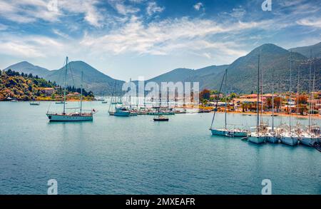 Bellissimo paesaggio marino. Luminosa vista estiva sul porto di Nydri. Splendida vista sul mare del Mar Ionio. Soleggiata scena all'aperto dell'isola di Lefkada, Grecia, e Foto Stock