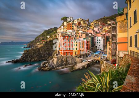 Riomaggiore, Italia, nella zona costiera delle cinque Terre al tramonto. Foto Stock