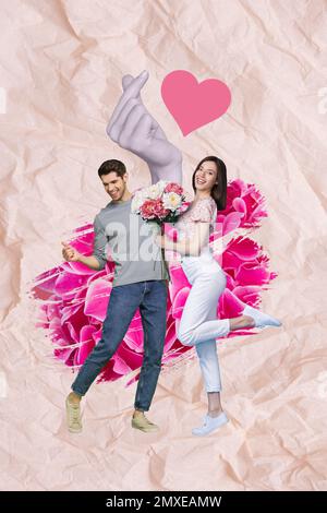 Collage foto bella coppia studenti ragazzo rimanere con la sua bella ragazza carino tenere bouquet gerbera fiori data isolato su sfondo rosa Foto Stock