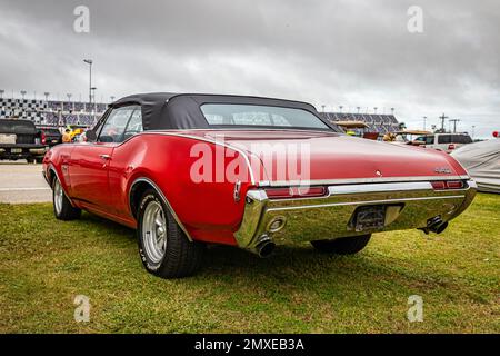 Daytona Beach, FL - 26 novembre 2022: Vista dall'angolo posteriore in prospettiva bassa di un 1968 Oldsmobile 442 Convertibile in occasione di una fiera automobilistica locale. Foto Stock