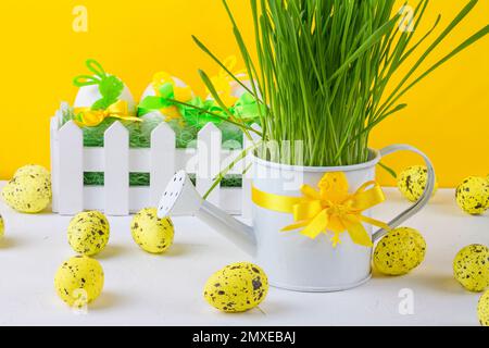 Decorazioni pasquali con focalizzazione selettiva. Vacanza ancora vita con uova decorative e annaffiatoio con spazio copia per il testo Foto Stock
