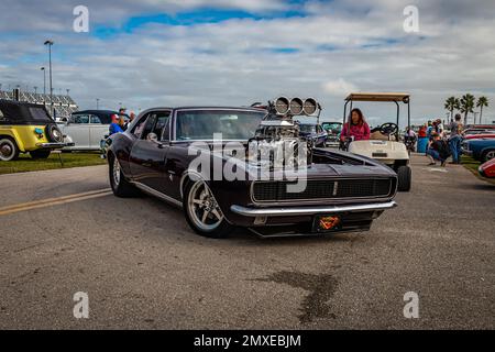 Daytona Beach, FL - 26 novembre 2022: Vista grandangolare frontale di una Chevrolet Camaro RS 1967 personalizzata in occasione di una fiera automobilistica locale. Foto Stock