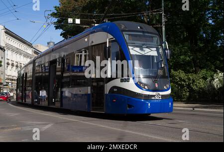 PESA 2014N - vagone del tram di tipo Krakowiak. MPK Kraków trasporto pubblico tram in via Basztowa a Cracovia, Polonia. Foto Stock