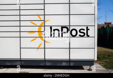 Servizio di consegna InPost Paczkomat. Cassetta portavapacchi elettronica intelligente in acciaio, cassette postali automatiche. Macchina per la raccolta dei pacchi in Polonia. Foto Stock