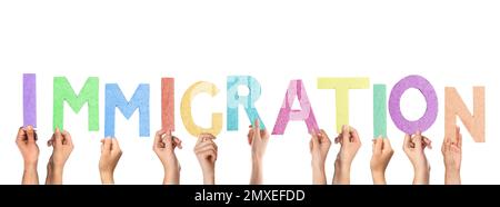 Persone che detengono l'immigrazione parola fatta di lettere di cartone su sfondo bianco. Design del banner Foto Stock