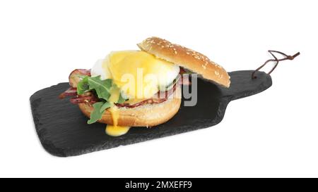 Fresco delizioso uovo Benedetto isolato su bianco Foto Stock