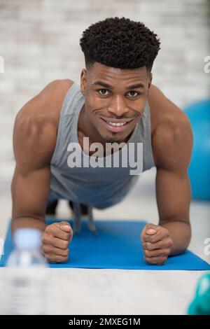 cool bodybuilder tavola esecuzione in palestra Foto Stock