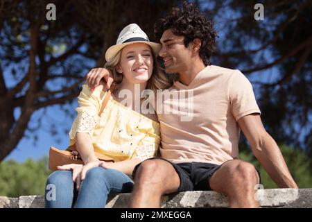 persone vista posteriore seduta spensierata insieme concetto Foto Stock
