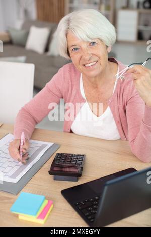 ritratto di felice donna d'affari anziana fiduciosa dai capelli grigi Foto Stock