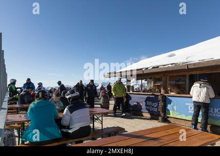 MADONNA DI CAMPIGLIO, ITALIA - 26 GENNAIO 2023: Bar Ristorante Rifugio Doss del Sabion si trova nel mezzo di un'affascinante vista a 360 gradi della città Foto Stock