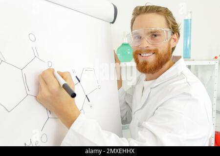 bel giovane uomo che celebra il successo sulla formula Foto Stock