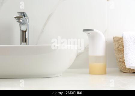 Dispenser di sapone automatico moderno vicino al lavandino nel bagno Foto  stock - Alamy