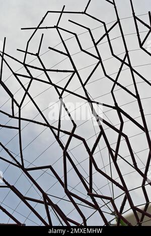 Dettaglio della struttura di Supertree Grove, struttura ad albero che svolge una moltitudine di funzioni, tra cui la piantagione e l'ombreggiatura all'interno dei giardini Foto Stock