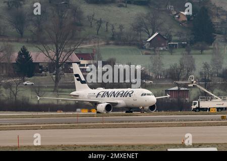 Zurigo (Svizzera), 20 gennaio 2023 l'aeromobile Finnair Airbus A319-112 sta tassando la sua posizione Foto Stock