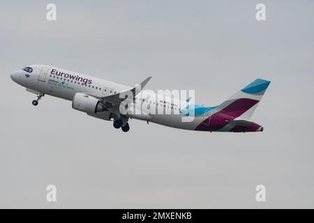 Zurigo, Svizzera, 20 gennaio 2023 Eurowings Airbus A320-251N Neo decollo dalla pista 28 Foto Stock