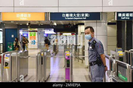 Hong Kong, Cina. 3rd Feb, 2023. Un membro del personale è in servizio presso la stazione lo Wu della Mass Transit Railway (MTR) di Hong Kong, Cina meridionale, 3 febbraio 2023. La Cina continuerà ad abolire le restrizioni sui viaggi tra la Cina continentale e le regioni amministrative speciali (SAR) di Hong Kong e Macao, il Consiglio di Stato cinese di Hong Kong e l'Ufficio degli affari di Macao hanno dichiarato venerdì, citando un documento.PER ANDARE CON "la Cina per facilitare ulteriormente i viaggi tra la terraferma e Hong Kong, Macao" Credit: Chen Duo/Xinhua/Alamy Live News Foto Stock