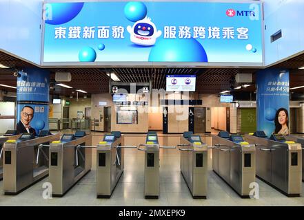 Hong Kong. 3rd Feb, 2023. Questa foto scattata il 3 febbraio 2023 mostra le barriere dei biglietti alla stazione lo Wu della Mass Transit Railway (MTR) di Hong Kong, nel sud della Cina. La Cina continuerà ad abolire le restrizioni sui viaggi tra la Cina continentale e le regioni amministrative speciali (SAR) di Hong Kong e Macao, il Consiglio di Stato cinese di Hong Kong e l'Ufficio degli affari di Macao hanno dichiarato venerdì, citando un documento.PER ANDARE CON "la Cina per facilitare ulteriormente i viaggi tra la terraferma e Hong Kong, Macao" Credit: Chen Duo/Xinhua/Alamy Live News Foto Stock