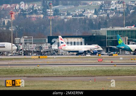 Zurigo, Svizzera, 20 gennaio 2023 British Airways l'Airbus A320-251N è parcheggiato al cancello Foto Stock