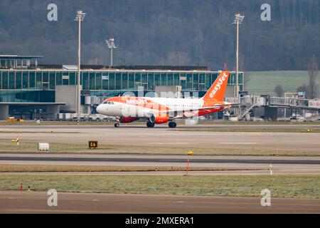 Zurigo, Svizzera, 20 gennaio 2023 facile decollo dell'aeromobile Jet Airbus A319-111 dalla pista 28 Foto Stock