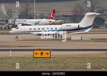 Zurigo (Svizzera), 20 gennaio 2023 il velivolo Gulfstream G600 sta tassando la sua posizione Foto Stock