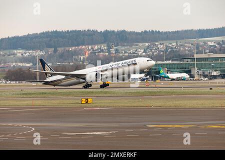 Zurigo, Svizzera, 20 gennaio 2023 Singapore Airlines decollo dalla pista 16 di aeromobili Boeing 777-312ER Foto Stock