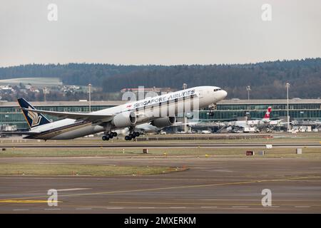 Zurigo, Svizzera, 20 gennaio 2023 Singapore Airlines decollo dalla pista 16 di aeromobili Boeing 777-312ER Foto Stock