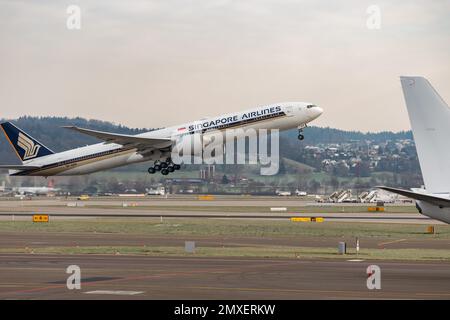 Zurigo, Svizzera, 20 gennaio 2023 Singapore Airlines decollo dalla pista 16 di aeromobili Boeing 777-312ER Foto Stock