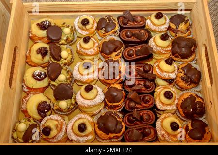 Vassoio con assortimento di vari tipi di dolci italiani pronti per essere degustati. Foto di alta qualità Foto Stock