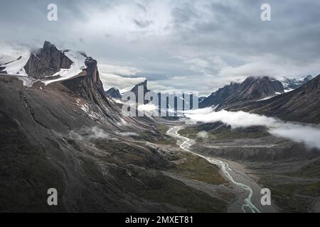 Breidablik Peak e Mt. Thor visto dal Passo Akshayak, Isola Baffin Foto Stock