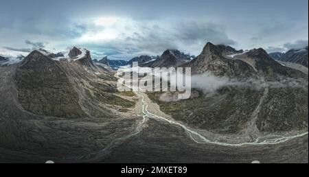 Lato sud-ovest del monte Thor, la più alta scogliera verticale sulla Terra, in un giorno nuvoloso di settembre. Escursioni nella valle artica selvaggia e remota del Passo di Akshayuk, Baffin Foto Stock