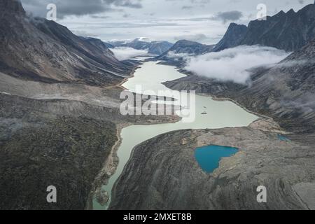 Lato sud-ovest del monte Thor, la più alta scogliera verticale sulla Terra, in un giorno nuvoloso di settembre. Escursioni nella valle artica selvaggia e remota del Passo di Akshayuk, Baffin Foto Stock