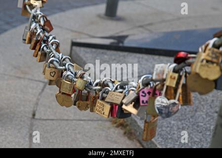 Lovers lucchetti sulla catena di maglia di Flame of Liberty, Place de l'Alma, Parigi, Francia Foto Stock