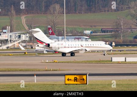 Zurigo, Svizzera, 20 gennaio 2023 Bombardier Global 5000 business Aircraft sta tassando la sua posizione nel forum economico mondiale di Davos Foto Stock