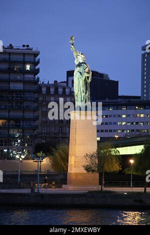 Statua della libertà sul Île aux Cygnes, fiume Senna a Parigi, Francia Foto Stock