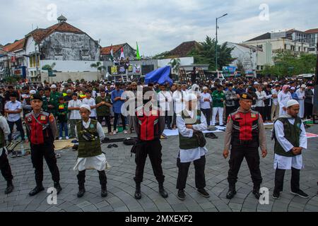 Yogyakarta, Indonesia. 03rd Feb, 2023. I musulmani indonesiani partecipano a un raduno a Yogyakarta, Indonesia, il 3 febbraio 2023, per manifestare contro l'incendio di un Corano da parte di un politico danese di estrema destra. Rasmus Paludan ha distrutto il libro sacro musulmano a Stoccolma all'inizio di gennaio, fuori dall'ambasciata turca. (Foto di FREEDY TUNGGA/INA PHOTO AGENCY/SIPA USA) Credit: Sipa USA/Alamy Live News Foto Stock