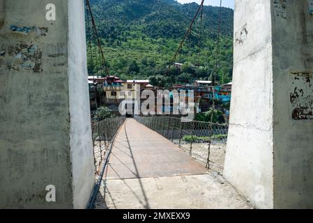 Vista del villaggio di Mankar e del suo ponte sospeso, della valle di Swat, Pakistan Foto Stock