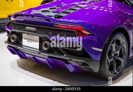 Bangkok, Thailandia - 7 dicembre 2022: Vista posteriore di Lamborghini Huracan EVO Spyder presentato in Motor Expo 2022 Foto Stock