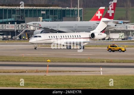 Zurigo, Svizzera, 20 gennaio 2023 Bombardier Global 7500 business Aircraft sta tassando la sua posizione Foto Stock