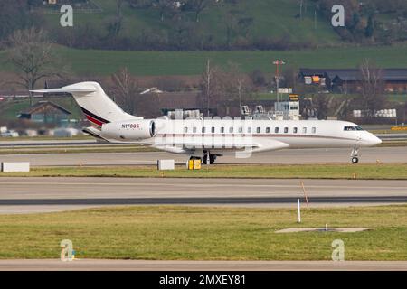 Zurigo, Svizzera, 20 gennaio 2023 Bombardier Global 7500 business Aircraft sta tassando la sua posizione Foto Stock
