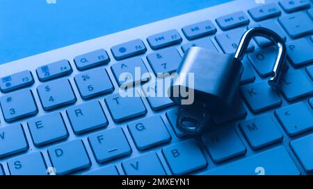 Concetto di protezione del computer. Lucchetto sbloccato sul laptop keyboard.Computer è protetto da crimini informatici online e hacking Foto Stock