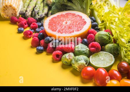 Selezione di cibi sani sullo sfondo. Il concetto di disintossicazione e dieta pulita. Alimenti ricchi di vitamine, minerali e antiossidanti. Anti-invecchiamento pro Foto Stock