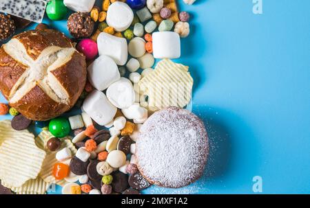 Prodotti non integri. Il cibo è pessimo per figura, pelle, cuore e denti. Assortimento di carboidrati di fast food con la caramella Foto Stock