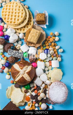 Prodotti non integri. Il cibo è pessimo per figura, pelle, cuore e denti. Assortimento di carboidrati di fast food con la caramella Foto Stock