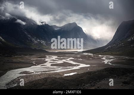 Lato sud-ovest del monte Thor, la più alta scogliera verticale sulla Terra, in un giorno nuvoloso di settembre. Escursioni nella valle artica selvaggia e remota del Passo di Akshayuk, Baffin Foto Stock
