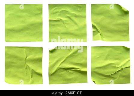 Un set di note bianche rettangolari verdi fluorescenti incollate e sgualcite isolate su sfondo bianco. Foto Stock