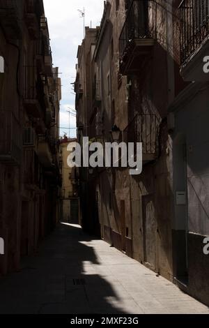 Tortosa, Spagna-6 ottobre 2020: Viste delle strette stradine della città vecchia di Tortosa. Provincia di Tarragona. Spagna Foto Stock