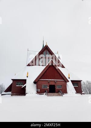 Uno scatto panoramico della Chiesa di Kiruna in una giornata nevosa in Svezia Foto Stock